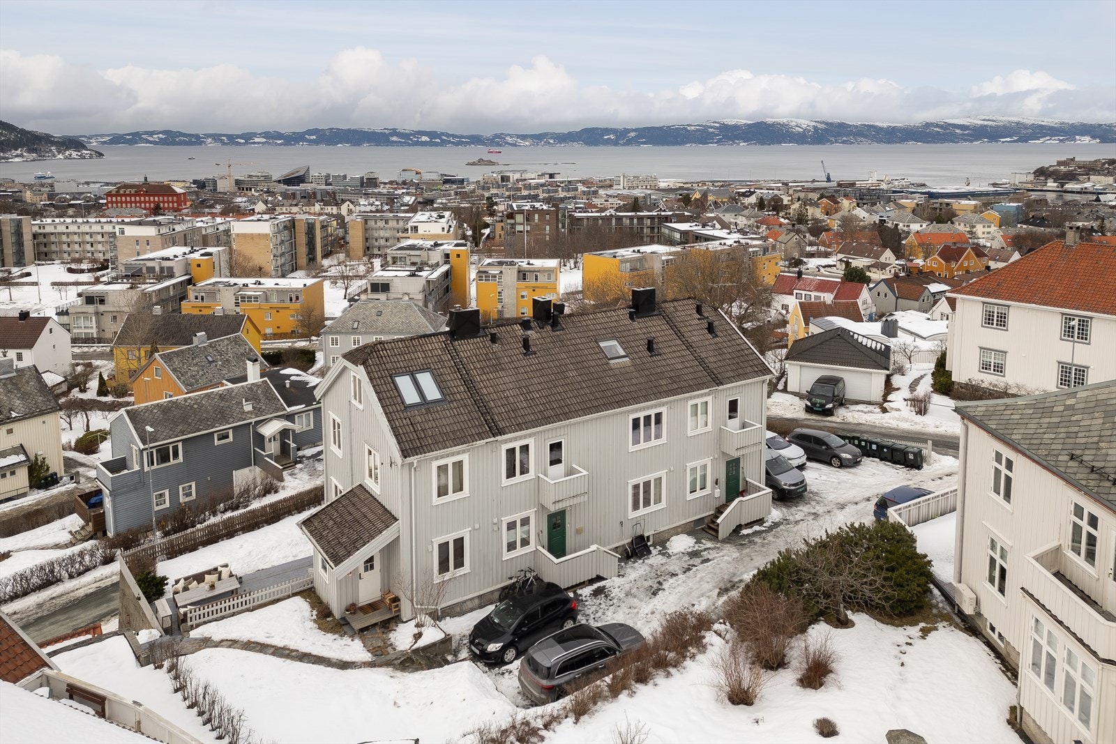 Beliggenheten er utmerket for deg som ønsker å bo i et rolig og tilbaketrukket område, men likevel sentrumsnært. Herfra er det kort vei til bl.a. Solsiden, hverdagsfasiliteter, bussholdeplass og rekreasjonsområder. Galleribilde