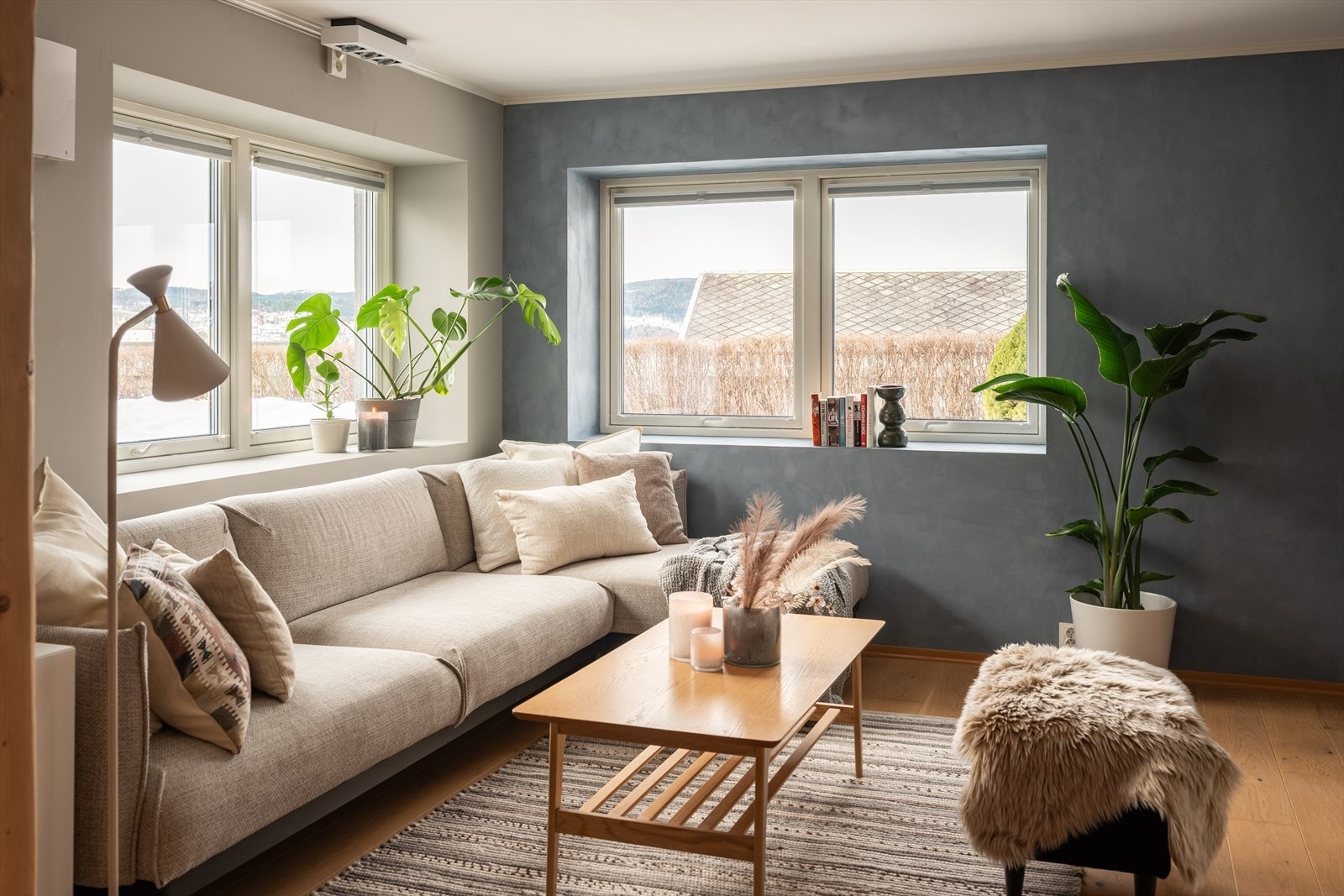 Lys, åpen stue med god plass til en romslig sittegruppe og TV-bord. Galleribilde