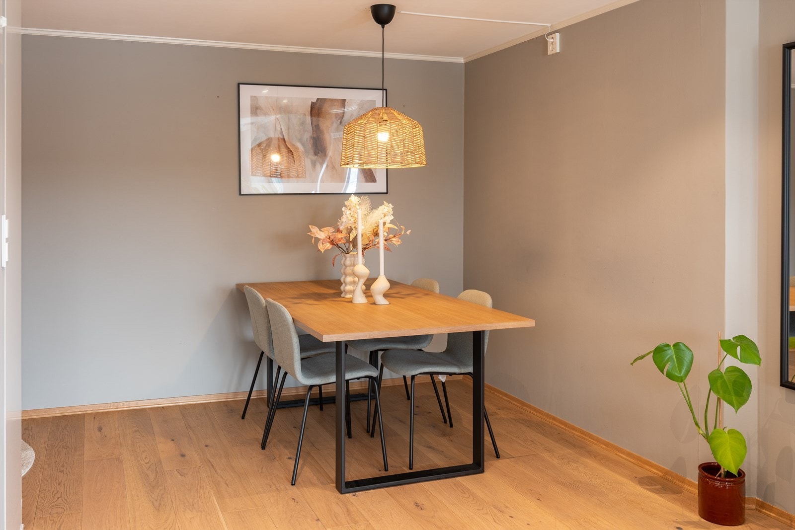 Videre inn i leiligheten finner spisebordet sin naturlige plass i rommet. Galleribilde