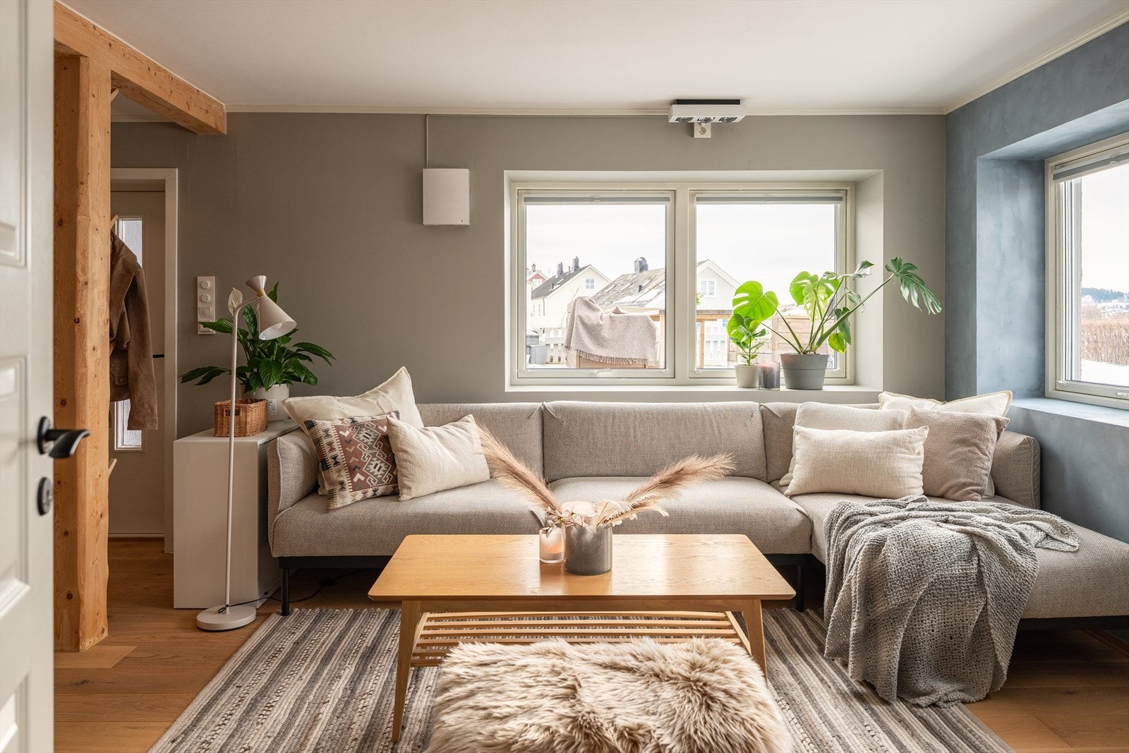 Stuen har rause vindusflater som sørger for godt med lysinnslipp. Galleribilde