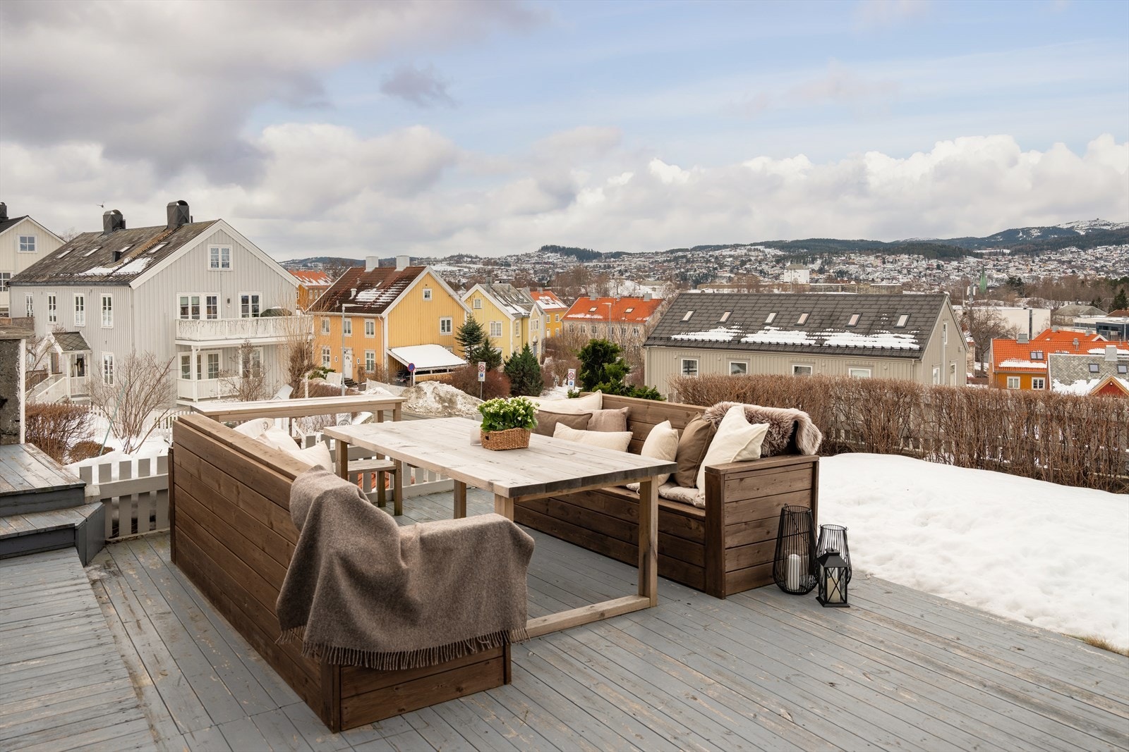 Fra leiligheten er det utgang til en herlig markterrasse hvor det er meget gode solforhold. Galleribilde