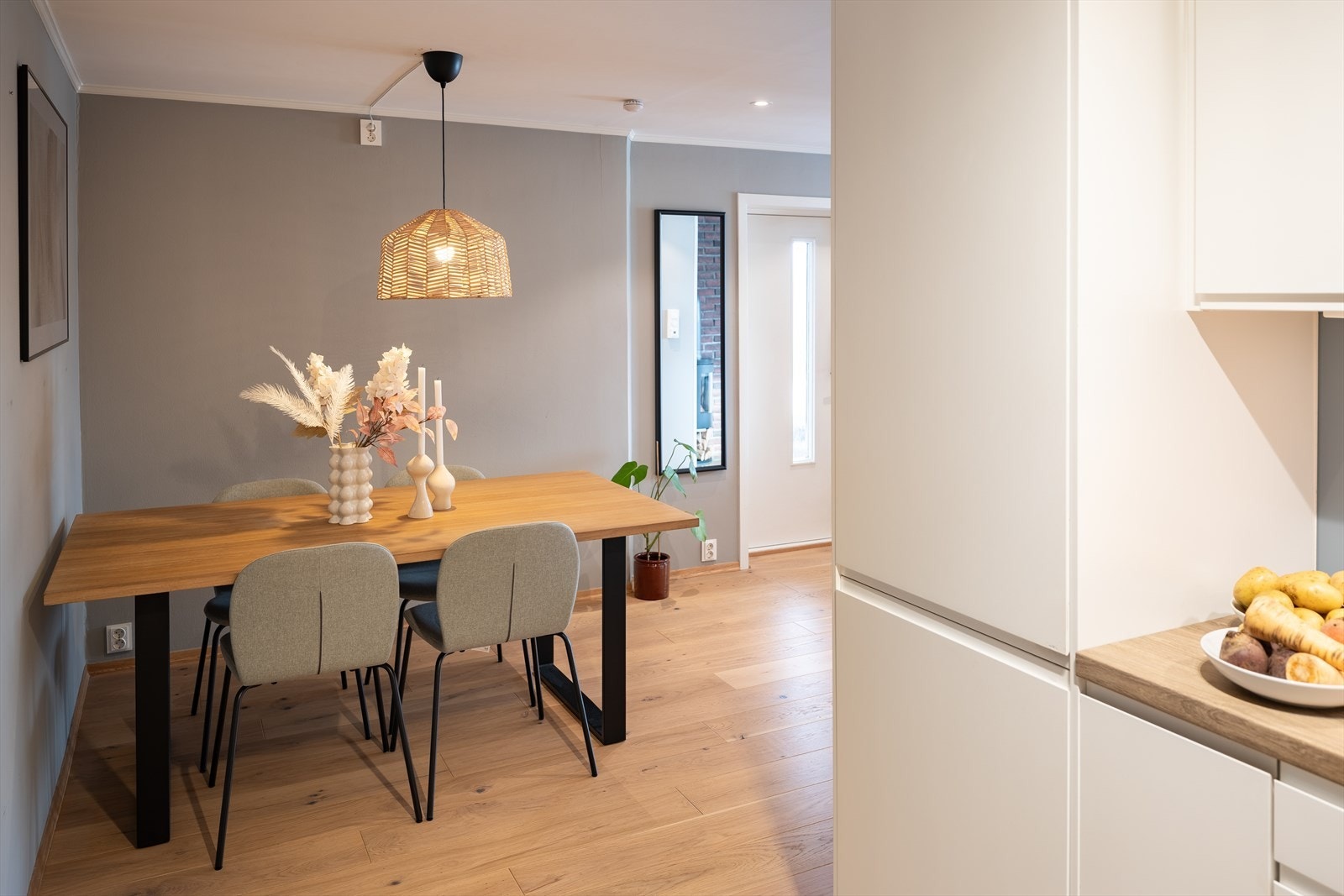 På kjøkkenet og i stuen er det parkettgulv. Det er varme i gulv på stue og kjøkken. Galleribilde