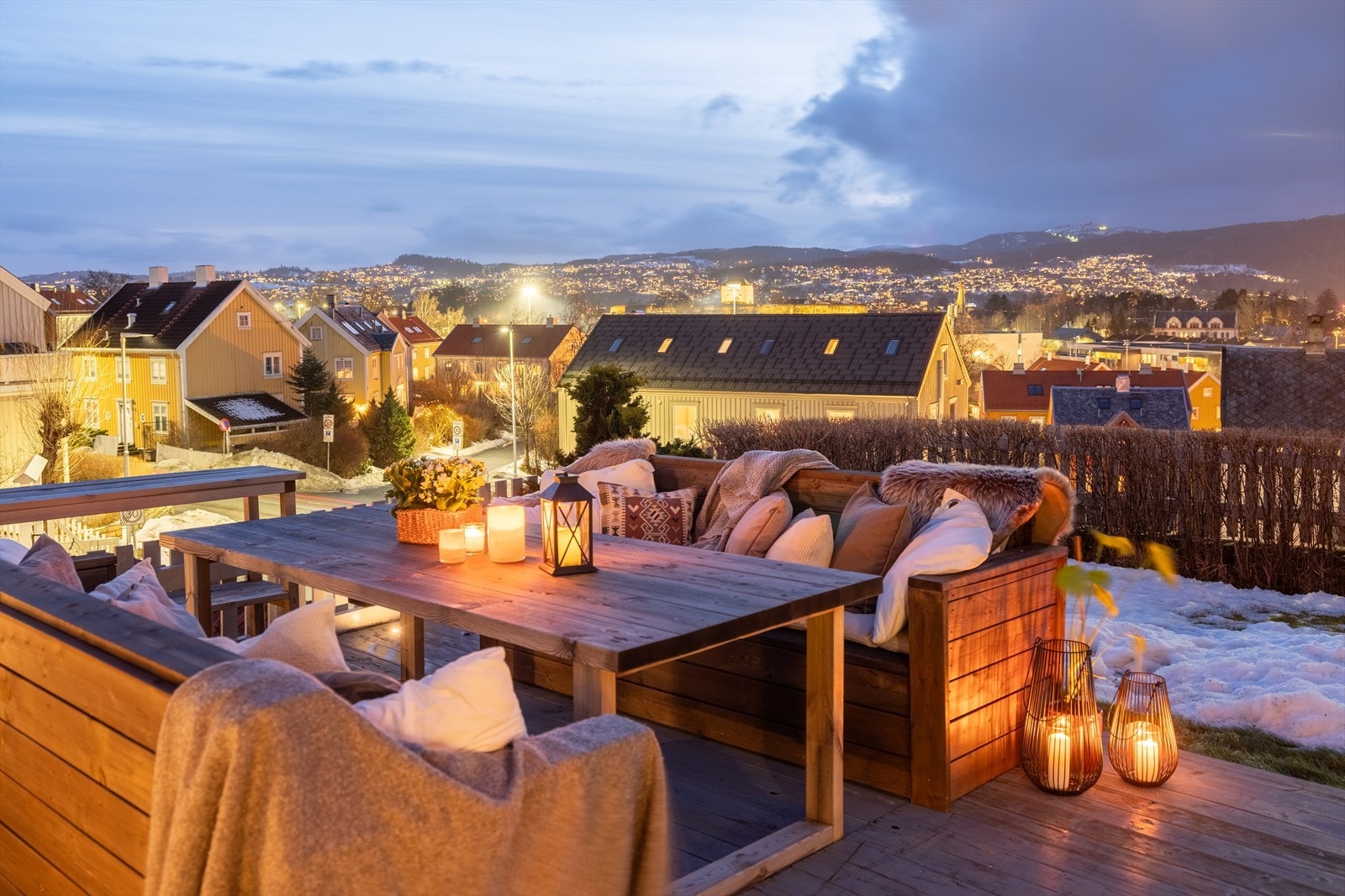 Fra eiendommen er det fantastisk utsikt over Trondheim by, Festningen, Trondheimsfjorden og Byåsen. Galleribilde