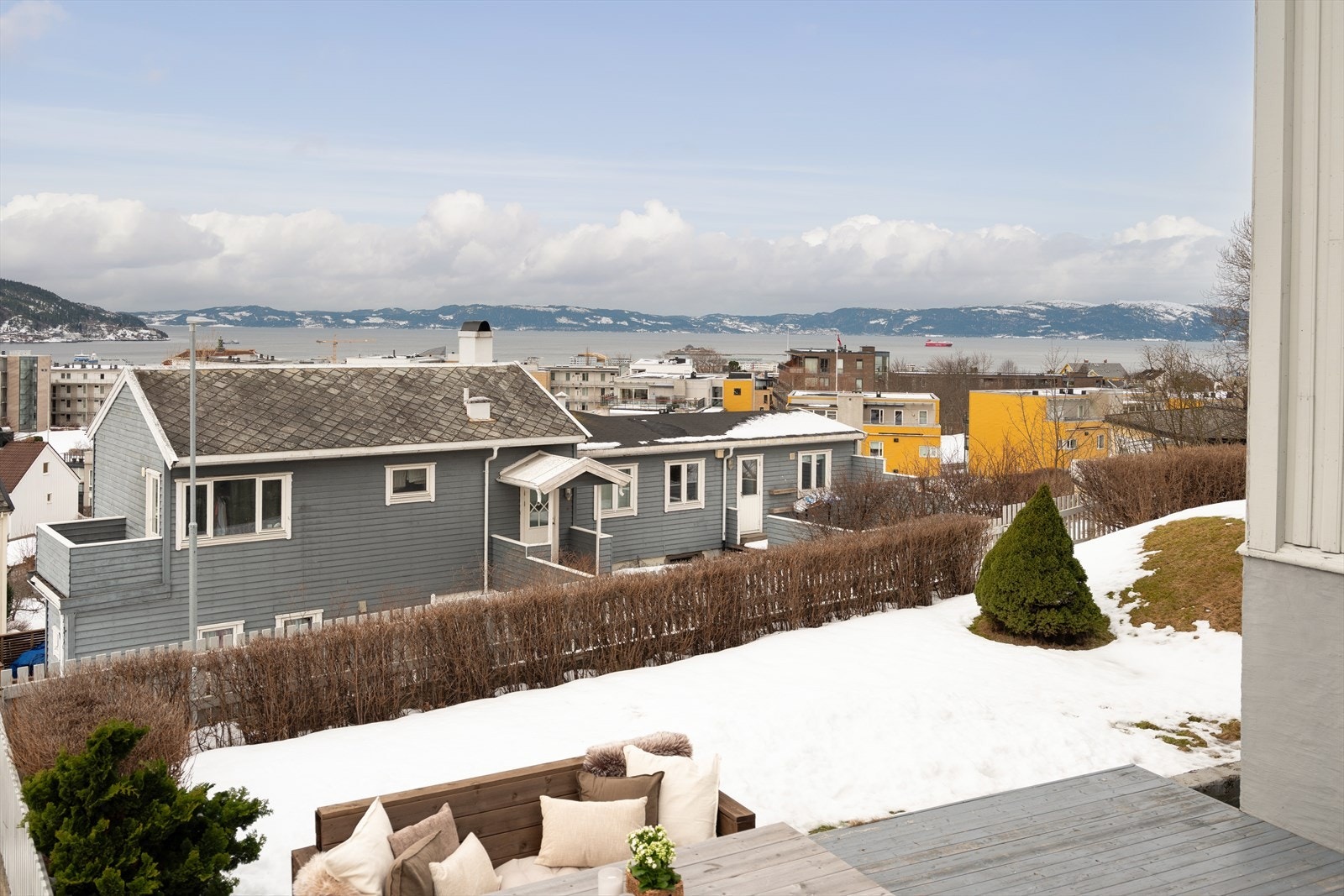 Fra leiligheten er det utgang til en sørvestvendt terrasse på 28 m² som byr på ypperlige solforhold og ikke minst fantastisk utsikt over Trondheim. Denne er felles for beboerne - se pkt. diverse i salgsoppgaven for mer info. Galleribilde