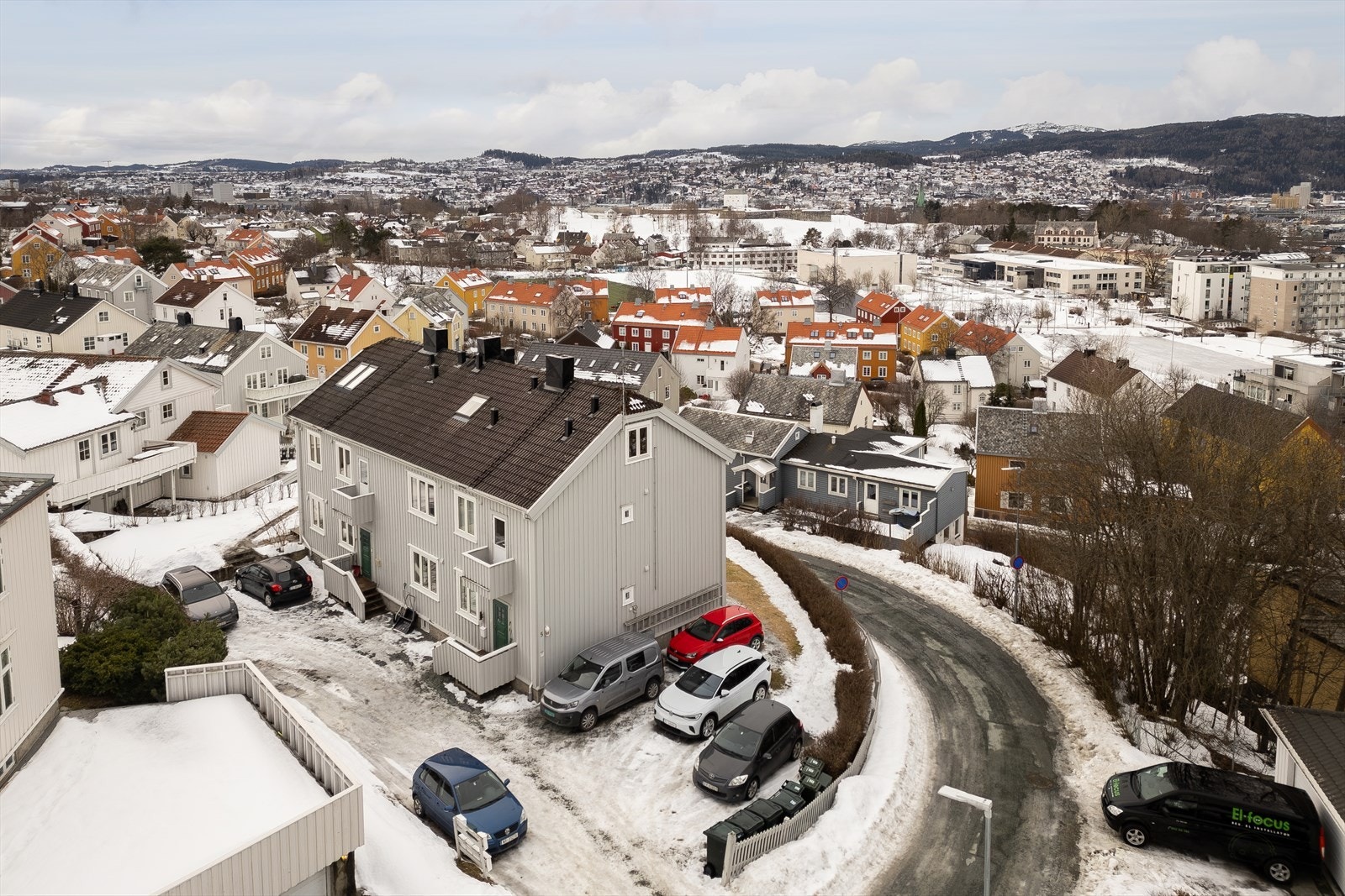 Sameiet har flere parkeringsplasser som sameierne disponerer. Det er ingen tinglyst eller vedtektesfestet rett til parkeringsplass pt. Det er tidligere diskutert løsninger for å lage plass til flere parkeringsplasser. Galleribilde