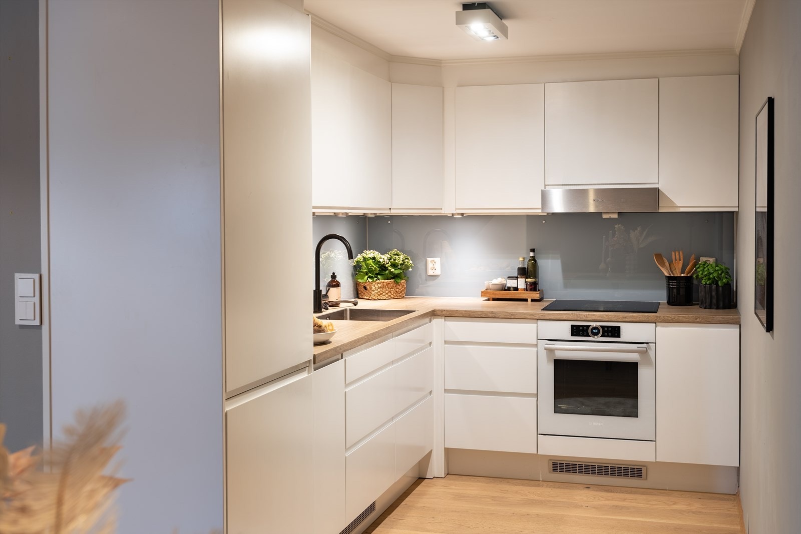 Stilrent og pent hjørnekjøkken i takhøy utførelse og med integrerte hvitevarer. Kjøkkenet er vurdert til TG1 av takstmann. Galleribilde