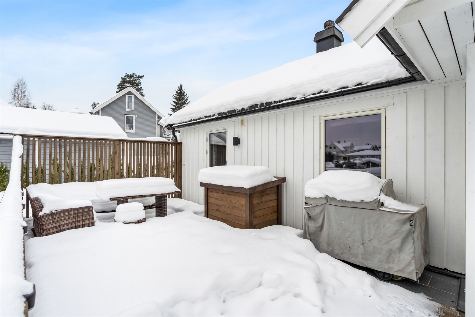 Det er utgang fra stue til terrassen, og trapp videre til terreng. Galleribilde