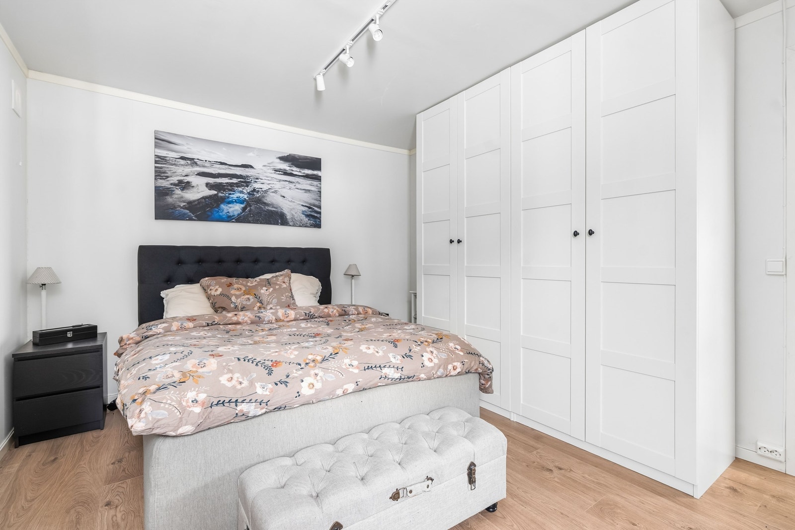 Det er god plass i garderobeskapet som strekker seg helt til taket. Galleribilde