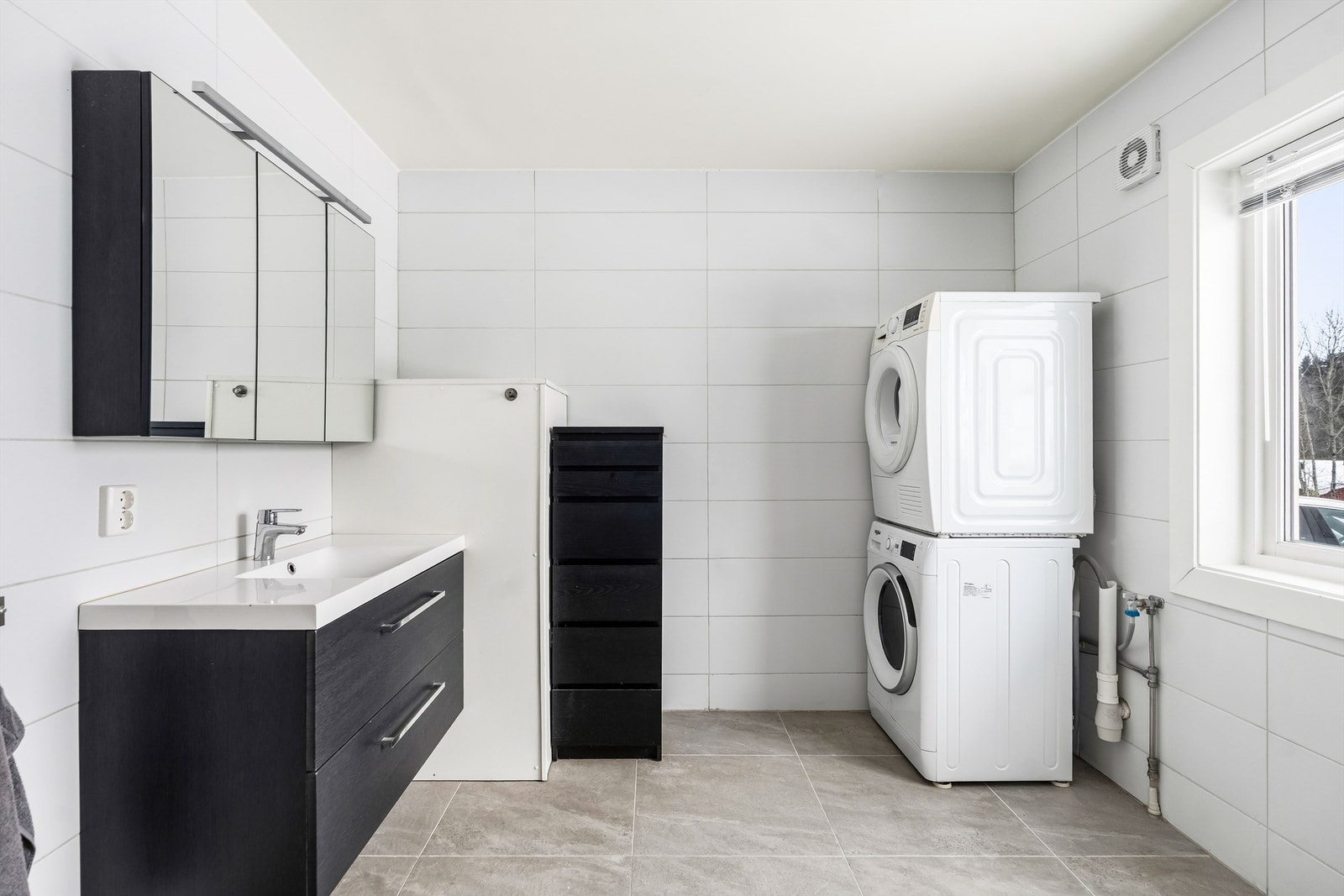 Det er opplegg for vaskemaskin/tørketrommel og 2 stikkontakter på vegg, og avtrekksventil med vifte på yttervegg. Galleribilde