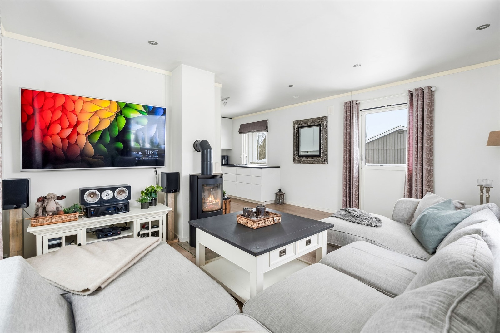 Det er et hyggelig peisområde i tilknytning til område for sittegruppe. Galleribilde