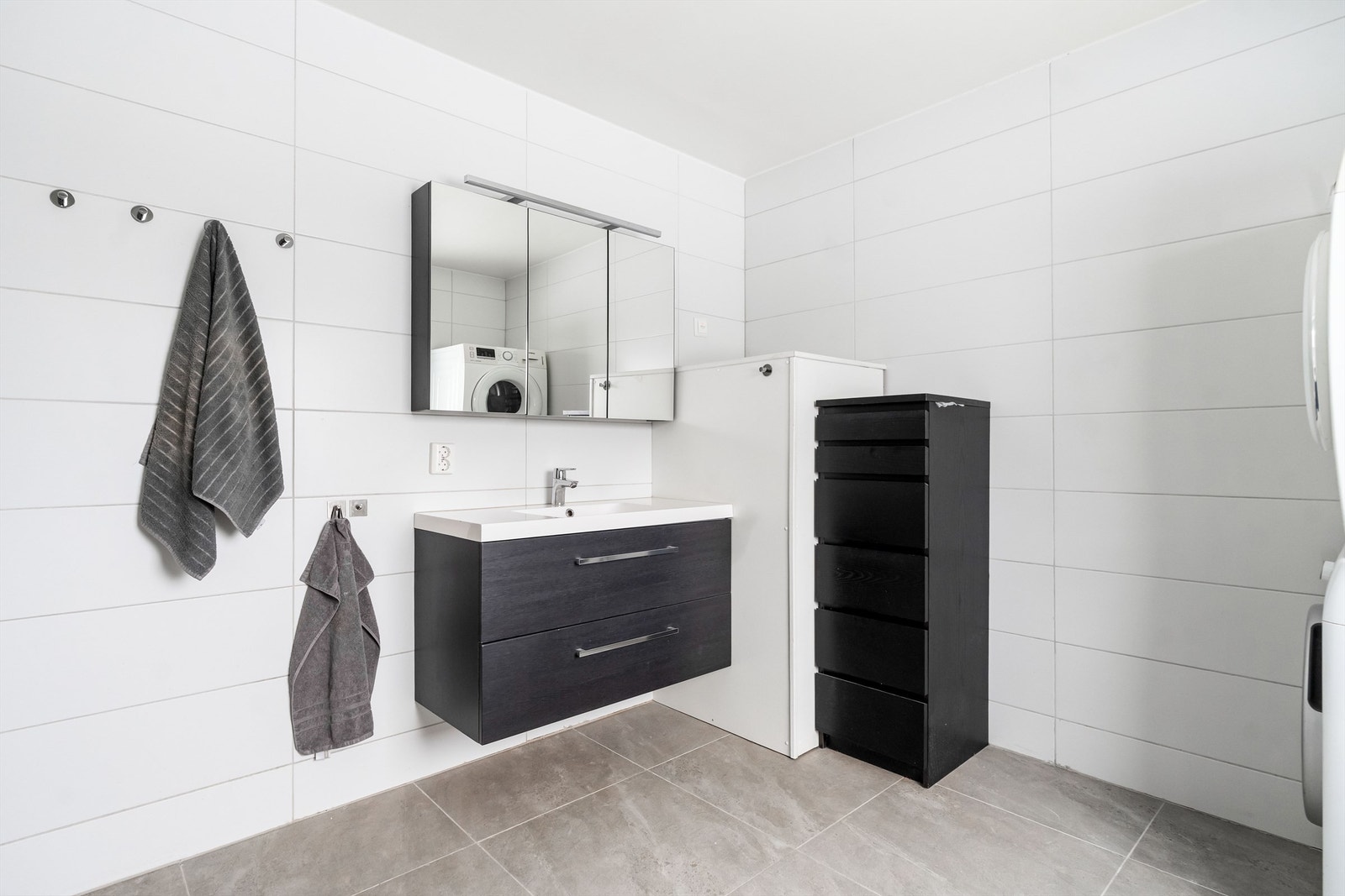 Innredningen er med servant med ett-greps armatur, og speilskap med belysning. Galleribilde