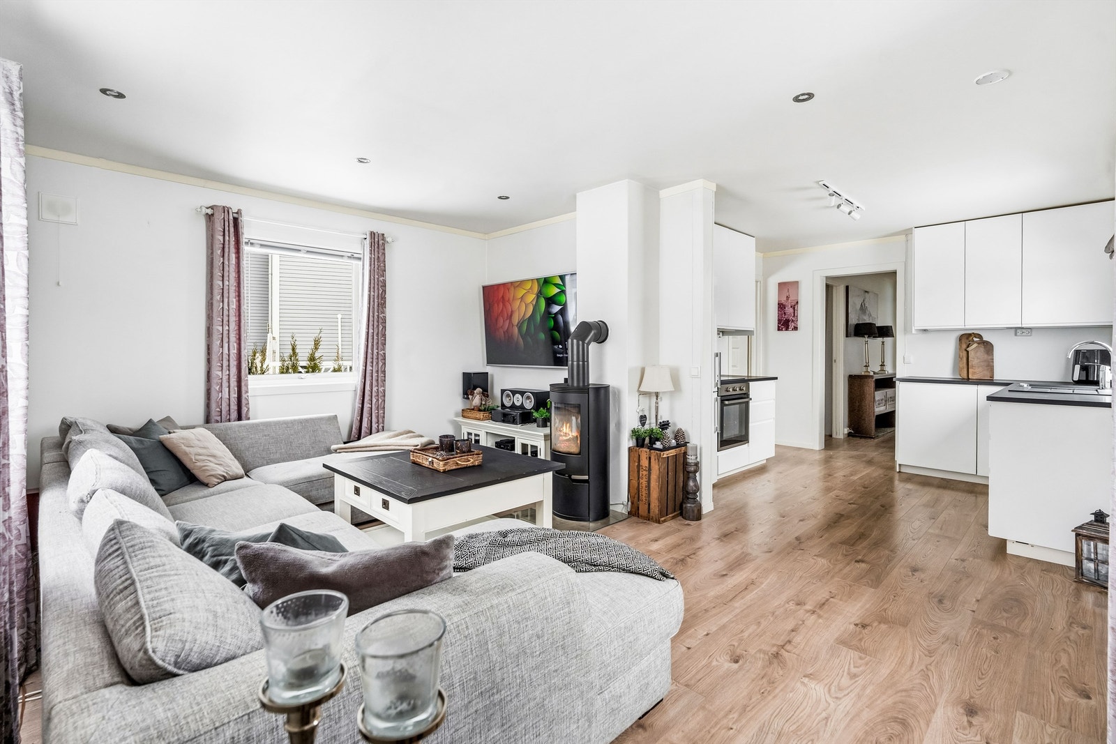 Stuen er lys og har malte flater, og det er downlights i himling. Galleribilde