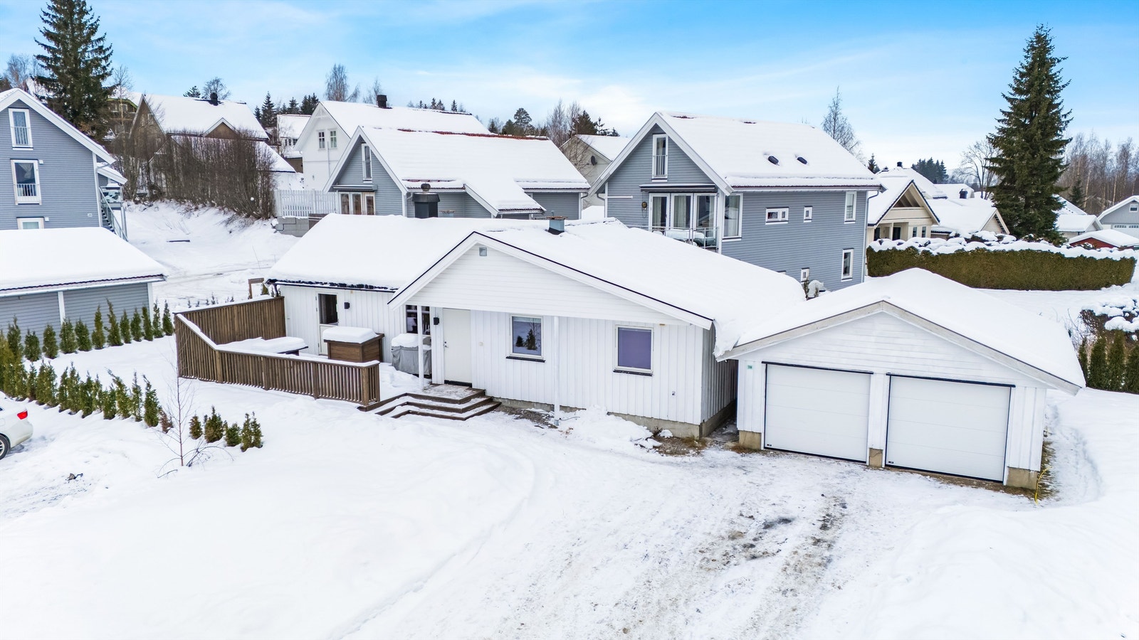 Det er god plass til biloppstillinger på gårdsplass, og det er enkel adkomst til boligen. Galleribilde