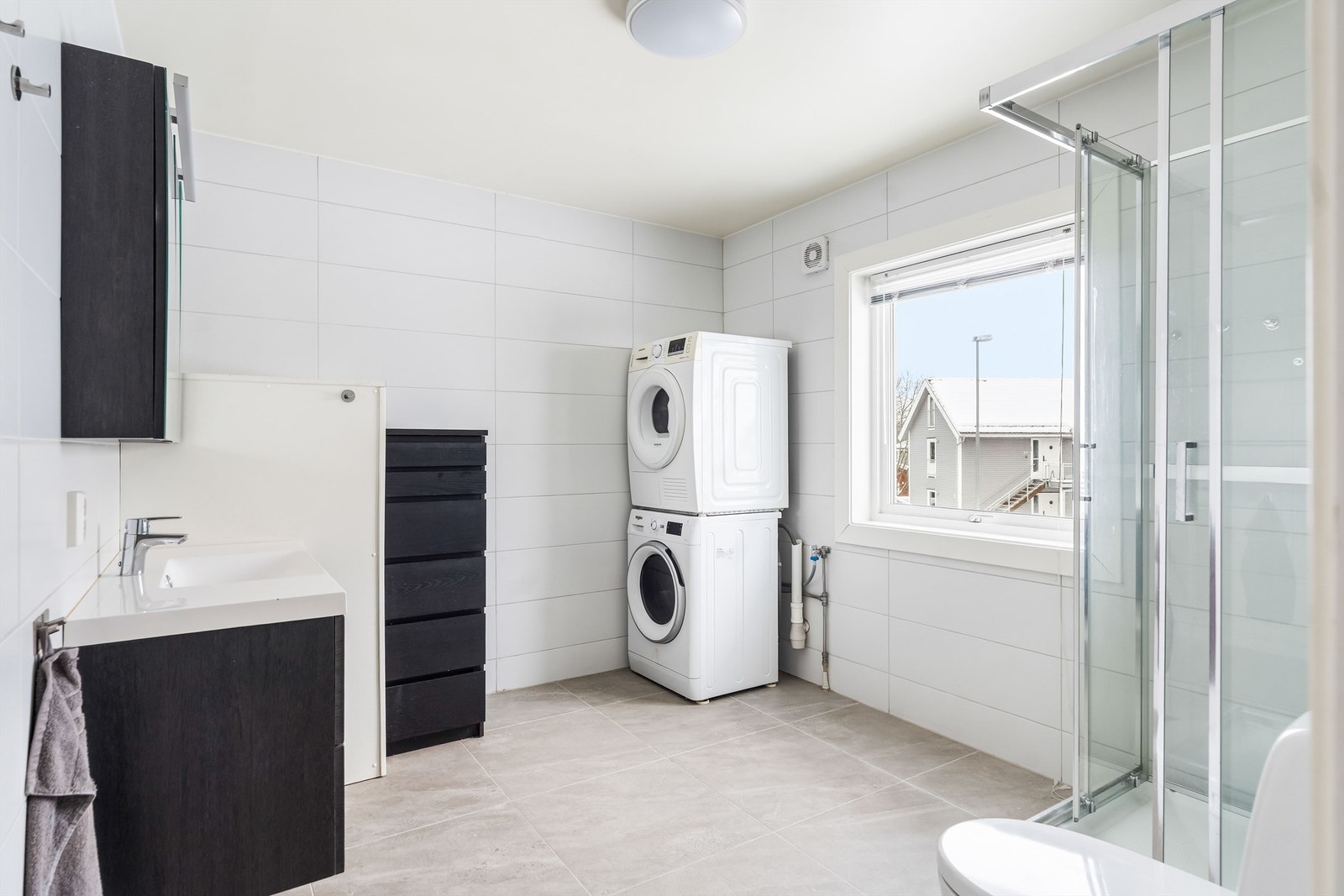 Boligen har et pent bad etablert i 2020, med flislagt gulv med varme og flislagte vegger. Galleribilde