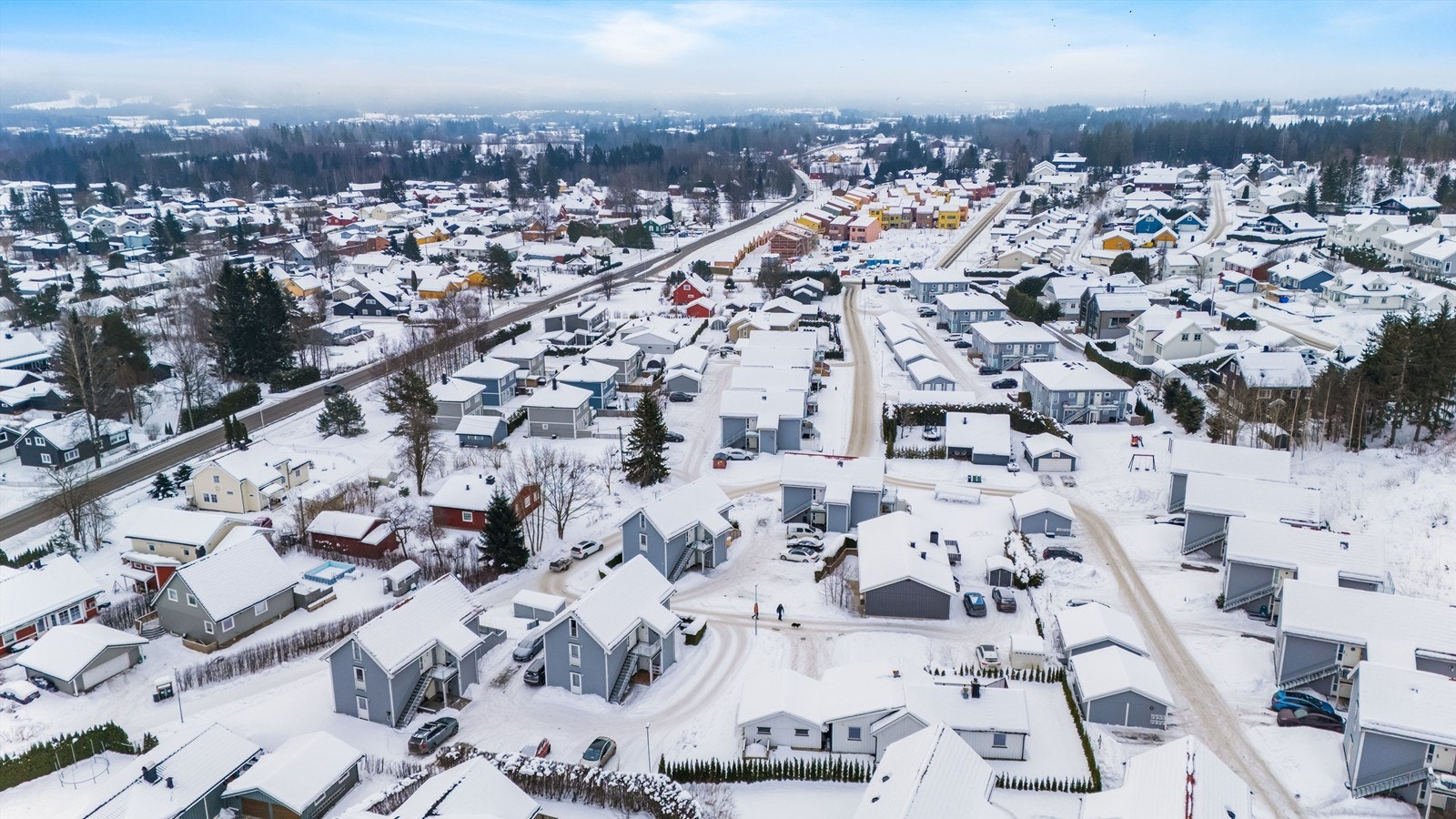 Oversiktsbilde - Det er kort vei til senter, bensinstasjon og Kiwi butikk. Galleribilde