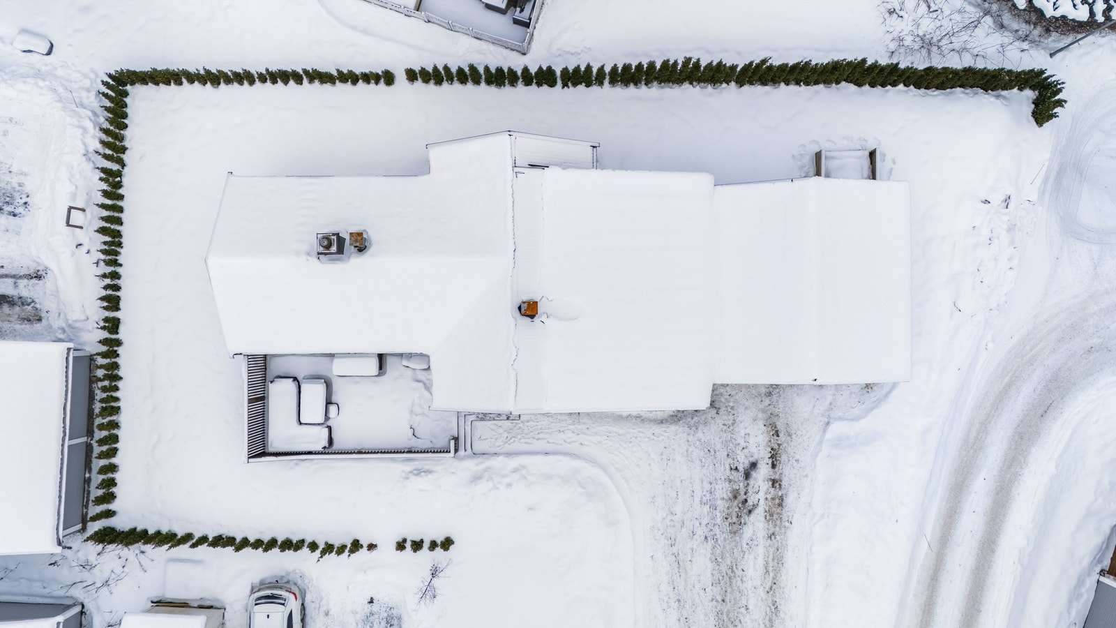 Tomten er opparbeidet med bl.a plenarealer, diverse beplantning og grusbelagte arealer. Galleribilde