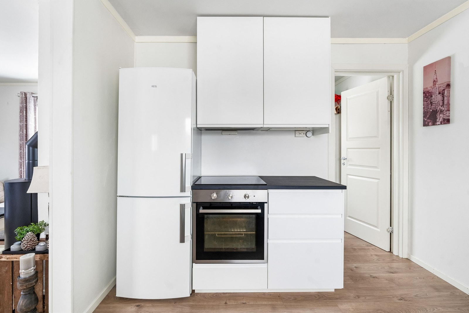 Kjøkkenet har innebygget stekeovn og oppvaskmaskin, og det er frittstående kjøleskap med fryser. Waterguard system samt automatisk stengeventil er montert. Inngang til bod fra kjøkken. Galleribilde