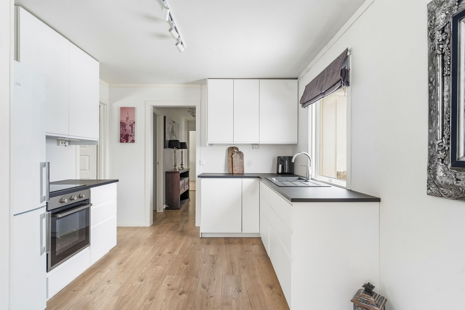 Kjøkkeninnredningen (IKEA) er fra 2020 og har glatte fronter. Galleribilde