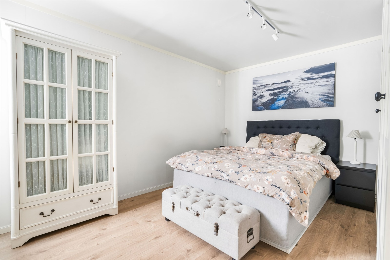 Boligen har et hyggelig og stort soverom med god plass til stor seng. Galleribilde