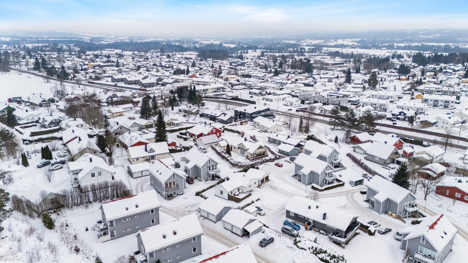 Oversiktsbilde - Råholt er et hyggelig boområde med nærhet til skoler, barnehager, kollektivtransport, marka og daglige servicetilbud. Amfi-senteret åpnet våren 2014 og er et moderne senter med et rikt og godt utvalg av handlemuligheter og serveringsteder Galleribilde
