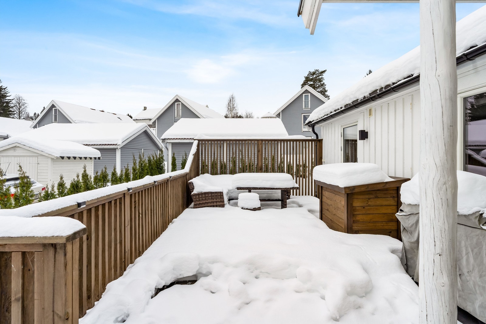 Boligen har et stort terrasseområde med flere sittemuligheter. Galleribilde