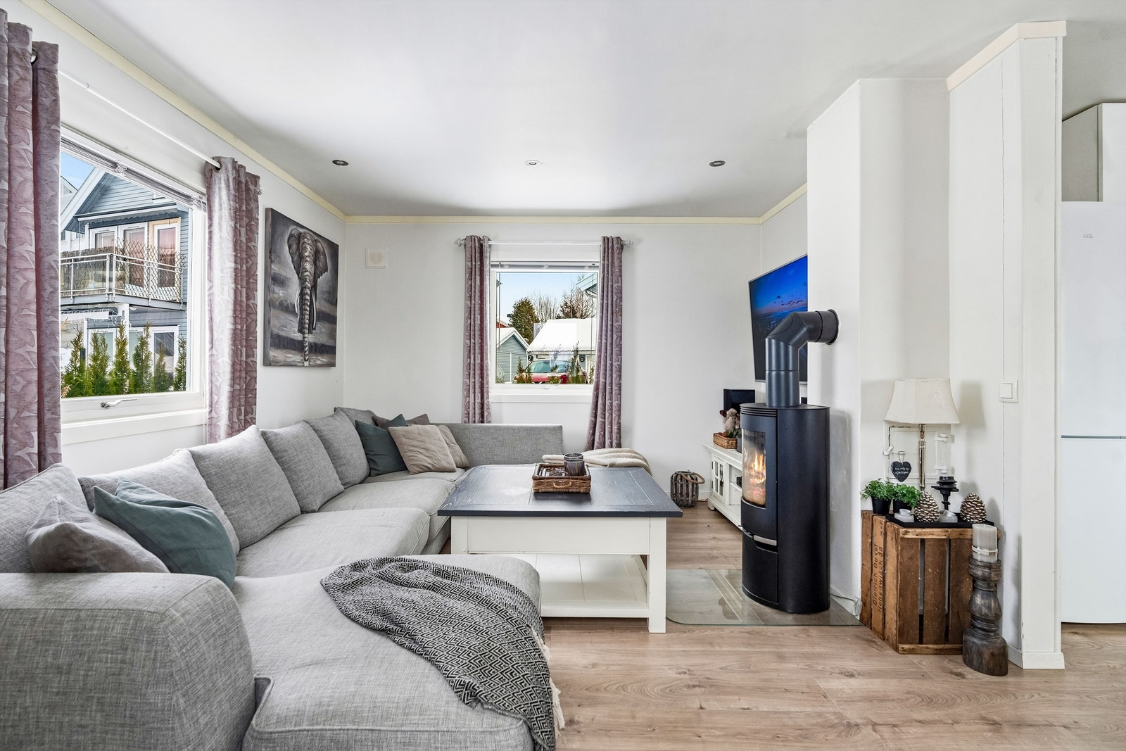 Rommet har godt med lys fra vinduene. Galleribilde