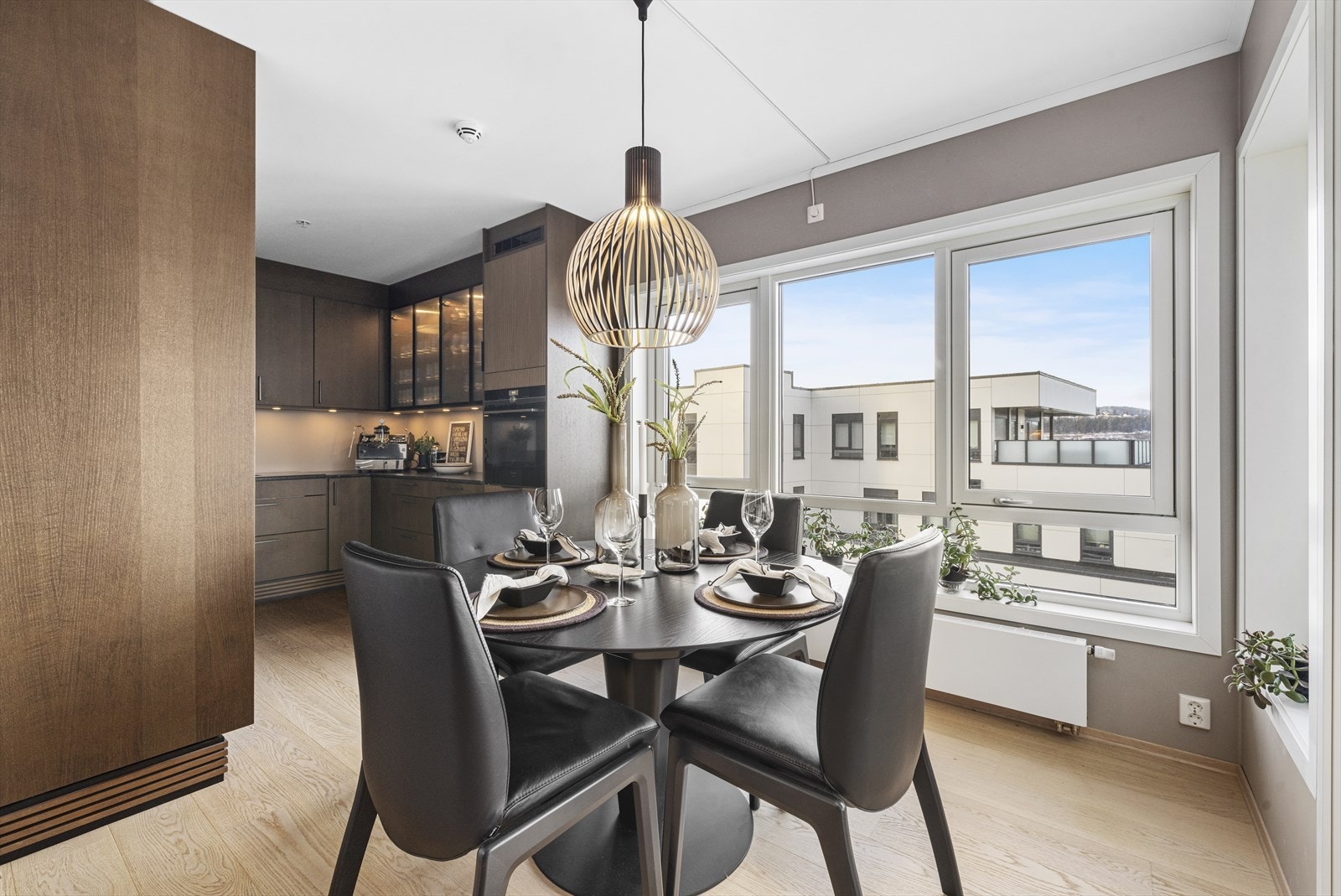 Spisestuen er praktisk plassert ved kjøkkenet Galleribilde