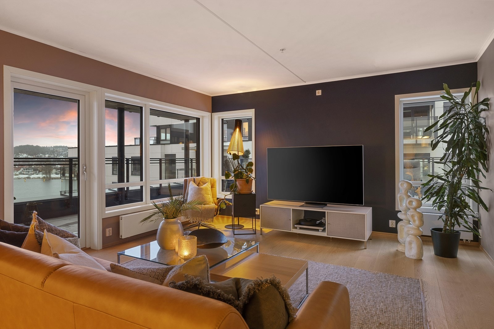 Denne leiligheten har en gjennomgående god standard, og nøytrale farge- og materialvalg. Galleribilde