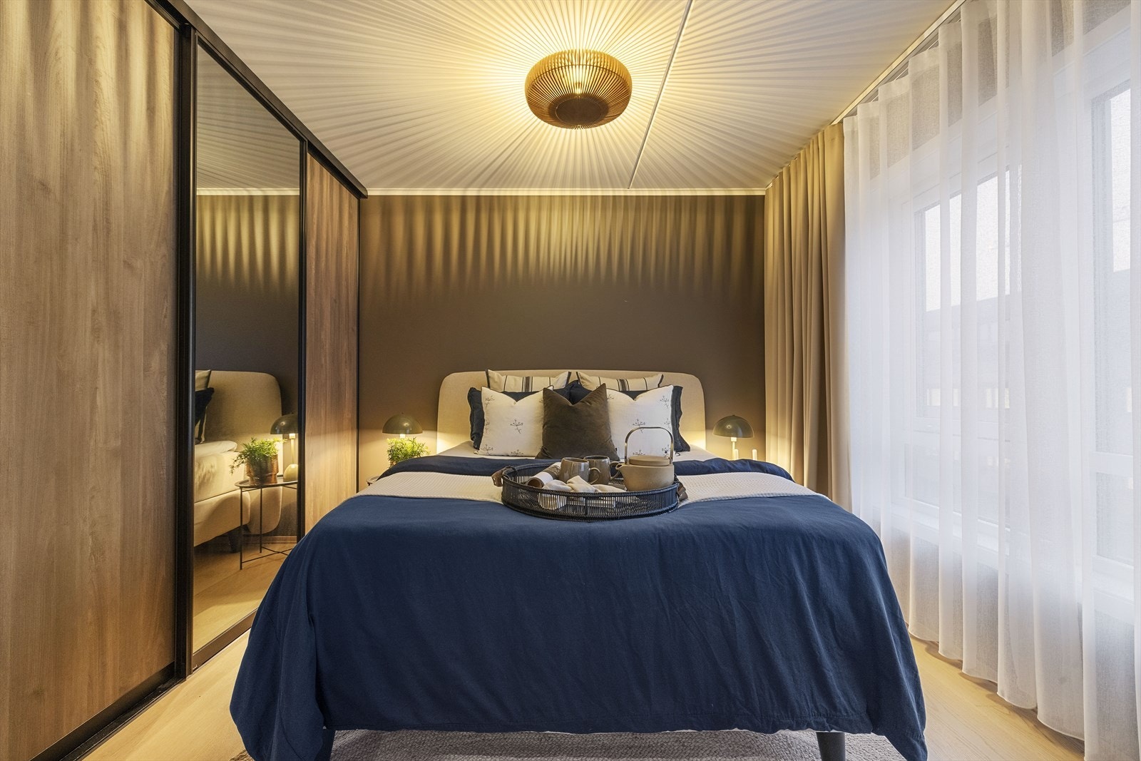 God oppbevaringsplass i stor og praktisk skyvedørsgarderobe Galleribilde