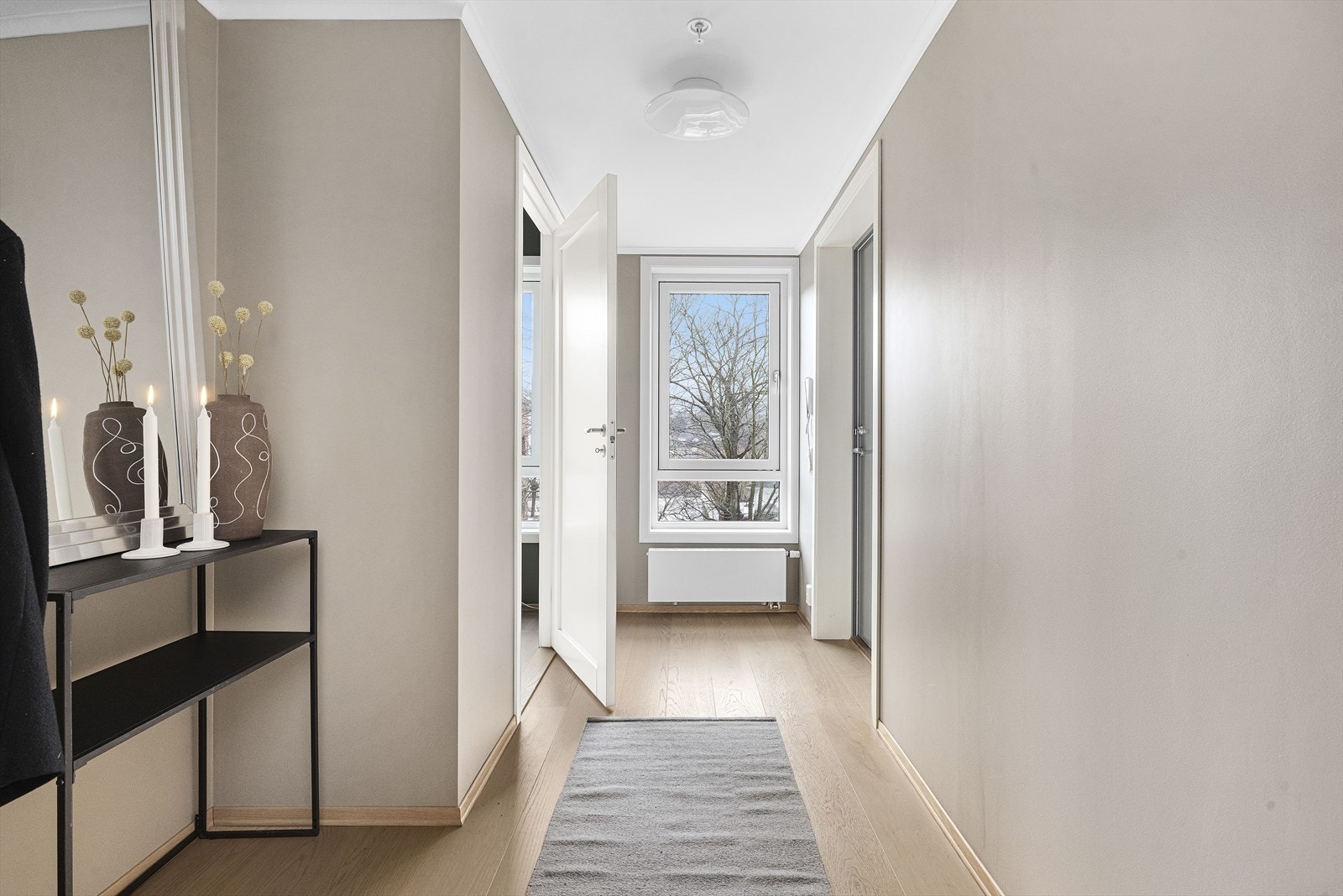 Fra hallen ser man over til Skienselva Galleribilde