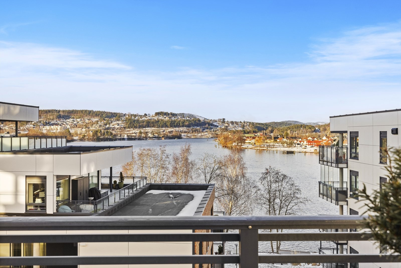 Fra terrassen er det fin utsikt til Hjellevannet og over til Varpet og Bakken Galleribilde