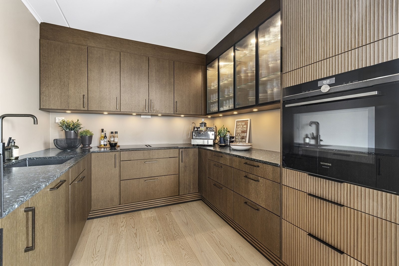 Stilfull og påkostet kjøkkeninnredning fra Sigdal i mørkt heltre Galleribilde