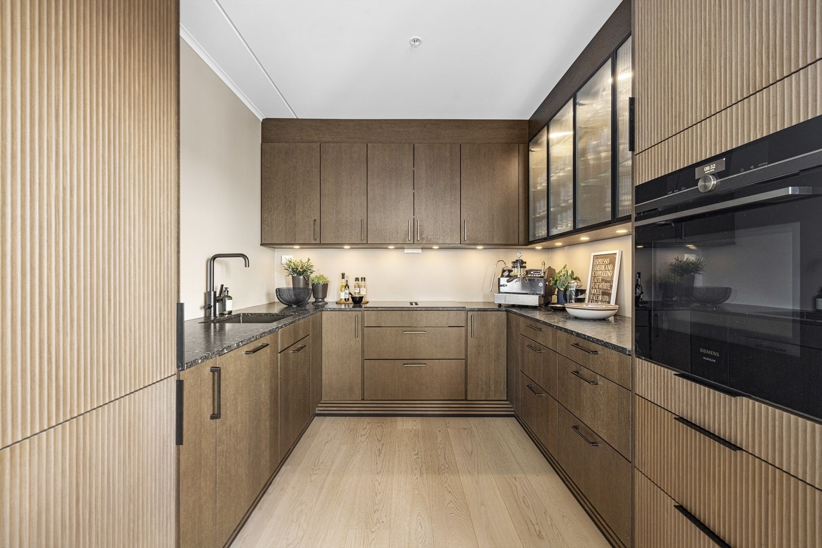 Kjøkkenet er påkostet med benkeplate i stein og hvitevarer av høy kvalitet Galleribilde