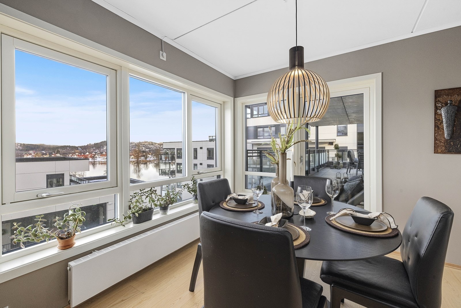 Fra spisestuen kan man nyte den flotte utsikten Galleribilde