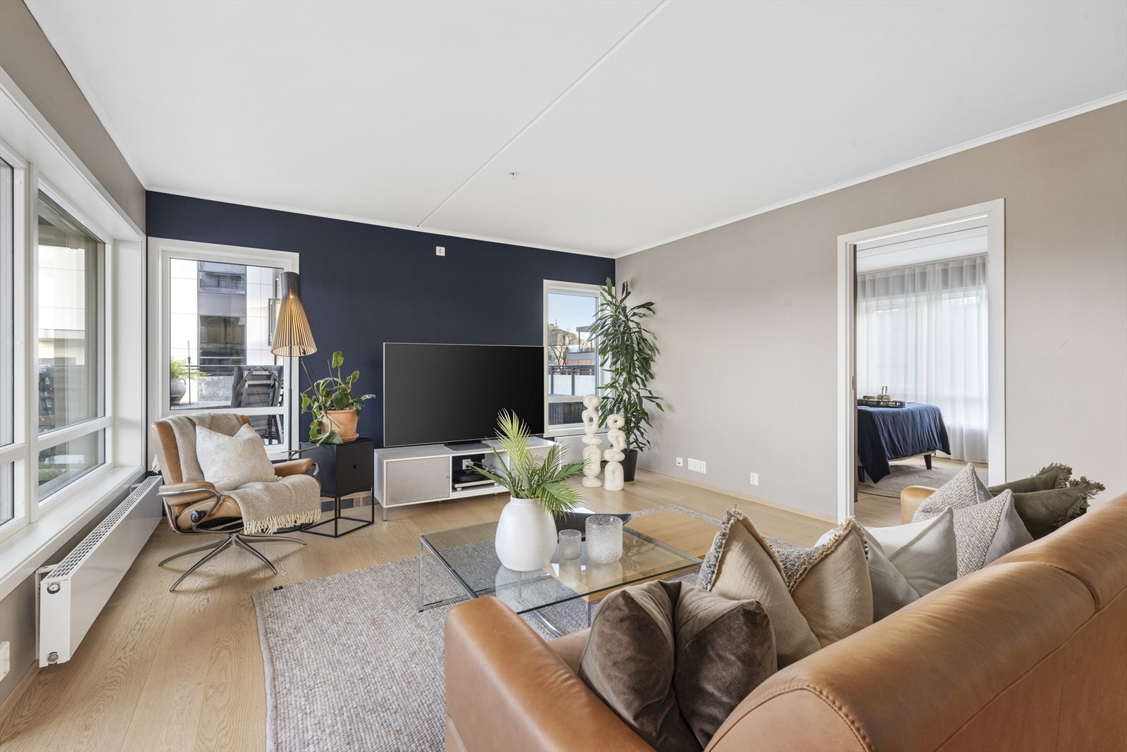 Fra stuen er det inngang til master bedroom med tilhørende baderom Galleribilde