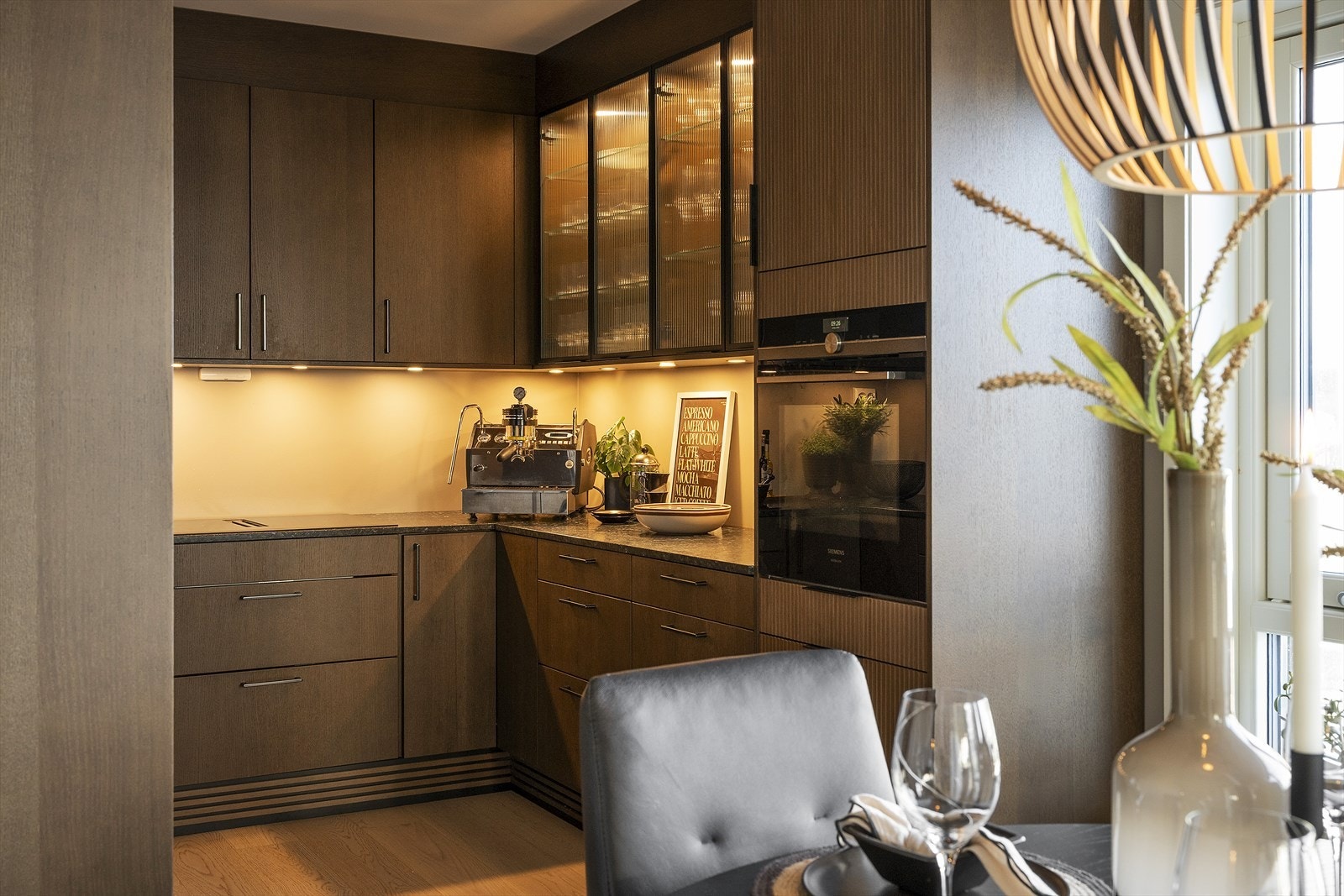 Overskap med innslag av glass med integrert belysning gir en pen kontrast Galleribilde