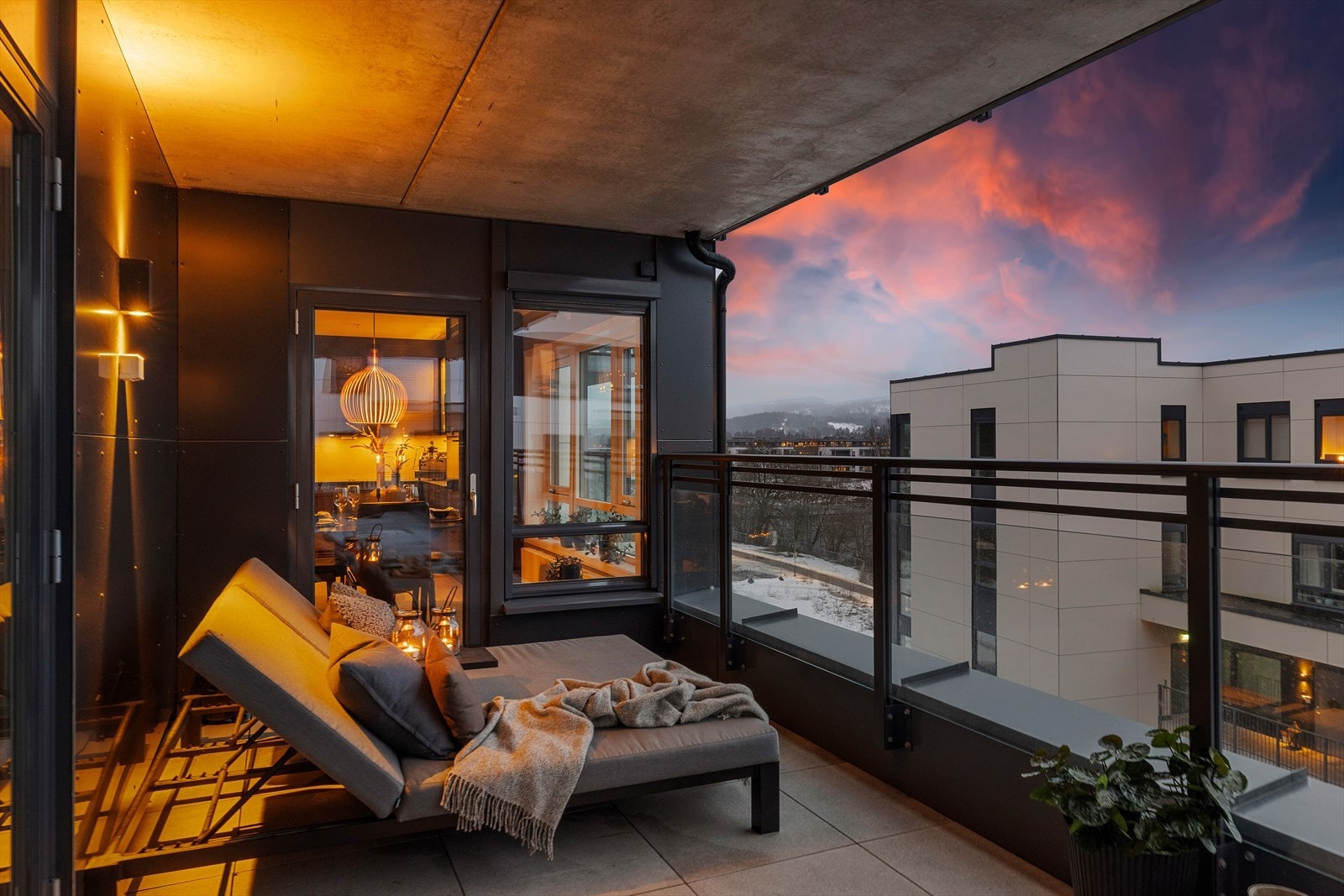 Stor og fin terrasse som er delvis overbygget Galleribilde