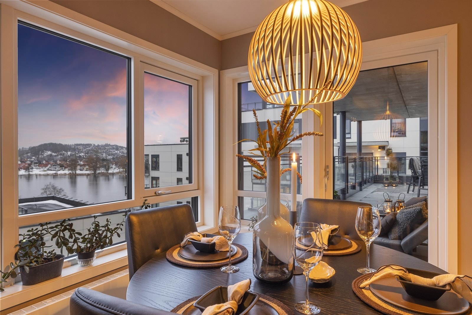 Hyggelig spisestueplass Galleribilde