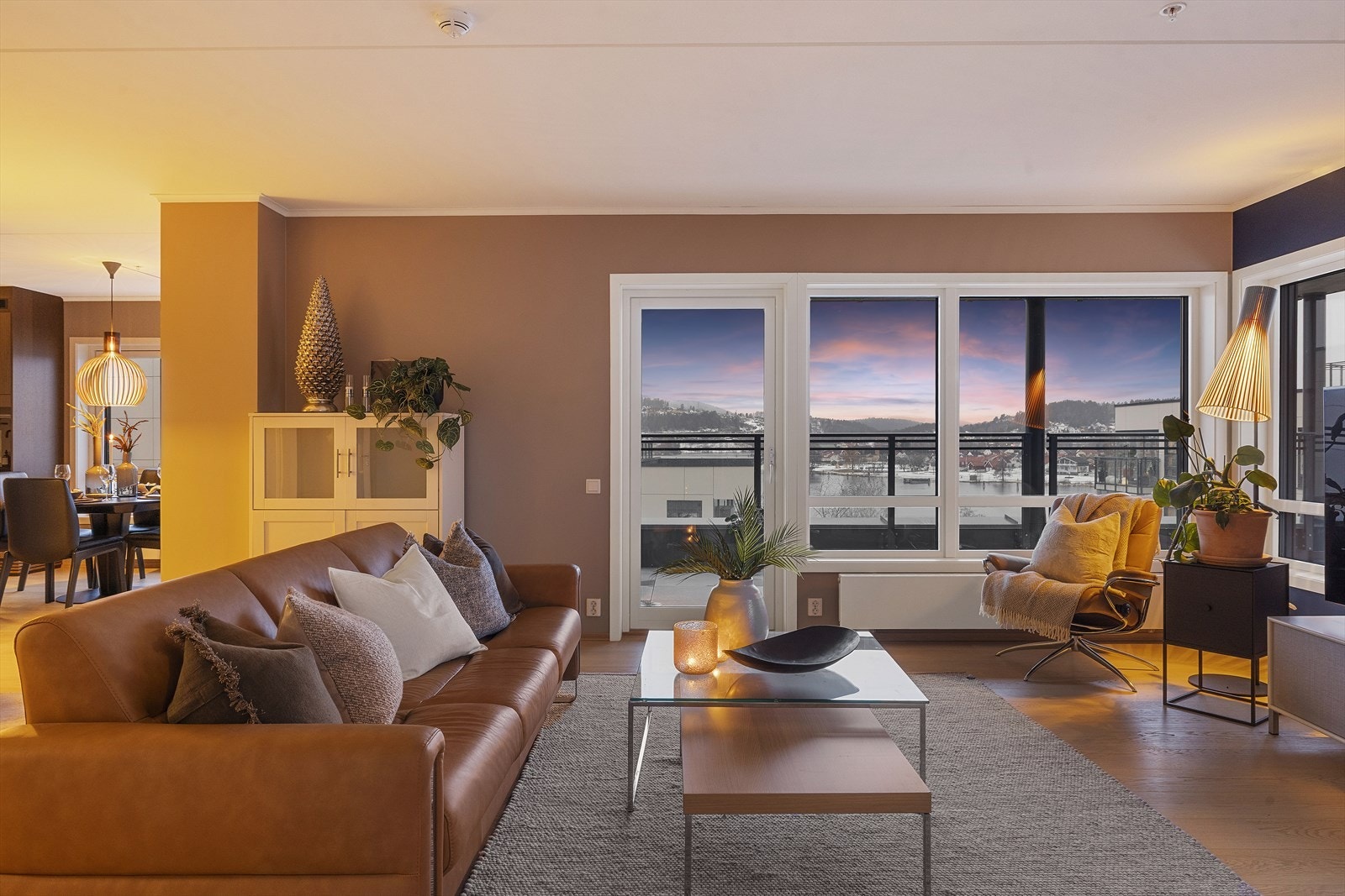 Store vinduer i stuen gir fint med lys inn og en fantastisk utsikt! Galleribilde