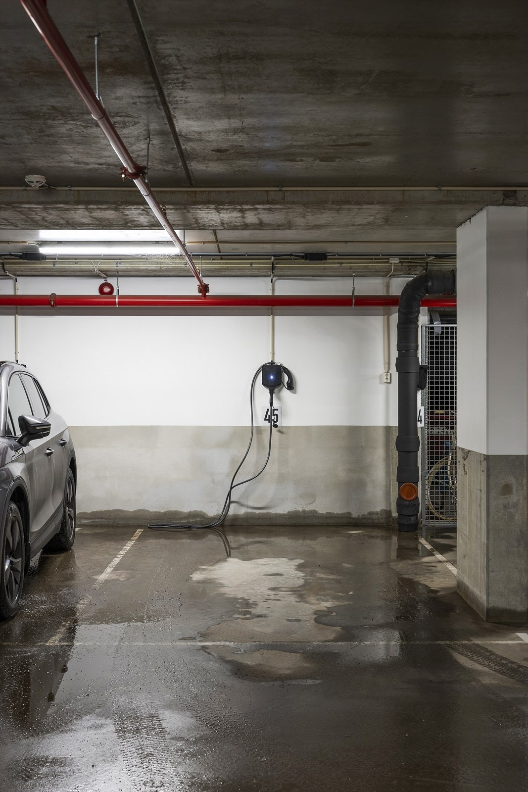 Garasjeplass med elbil-lader Galleribilde