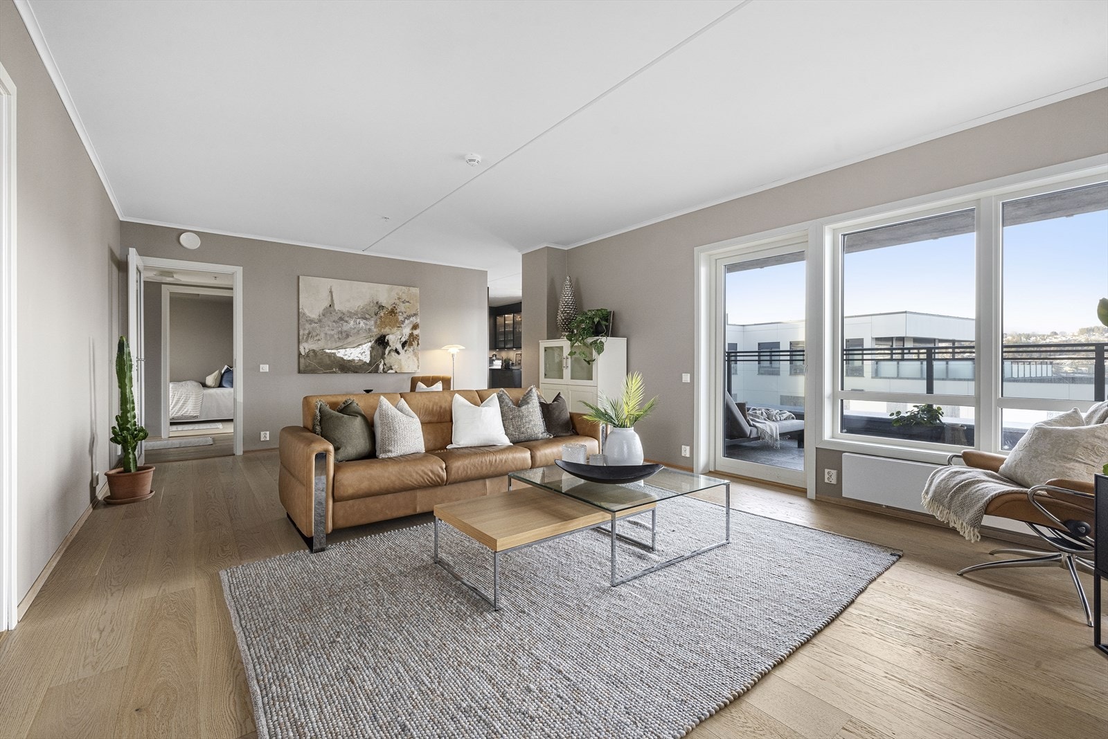 I stuen er det god plass til stor sofagruppe Galleribilde