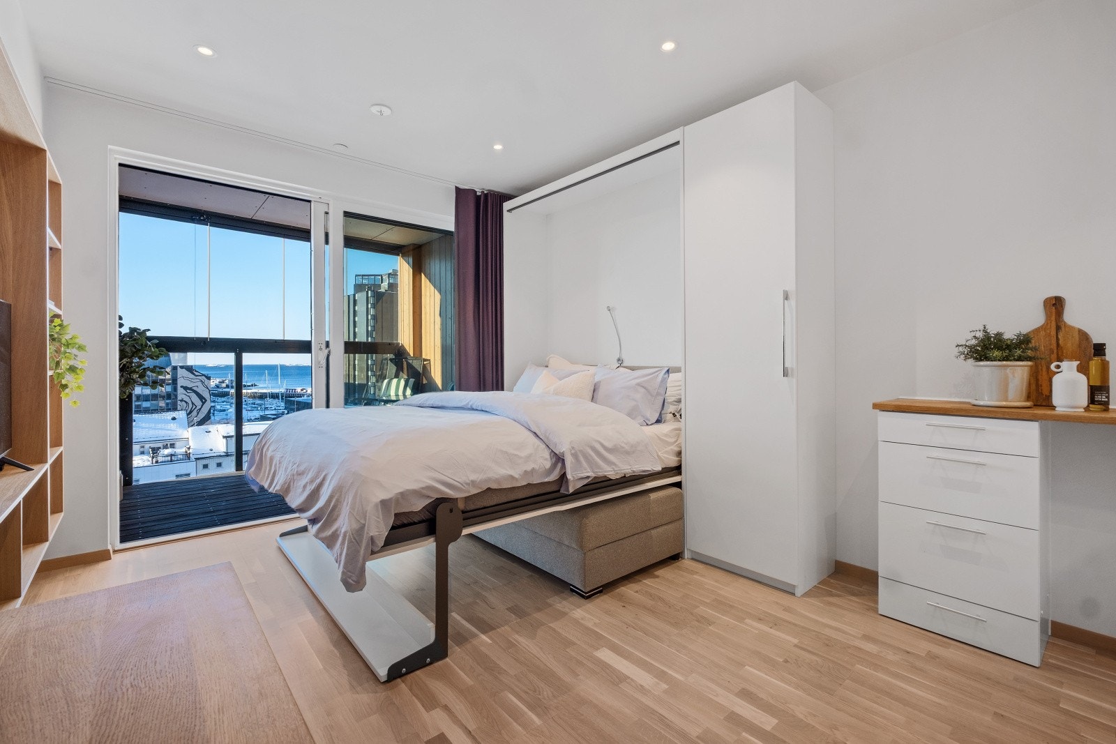 Tv og gardiner medfølger også. Her er det bare å flytte rett inn. Galleribilde