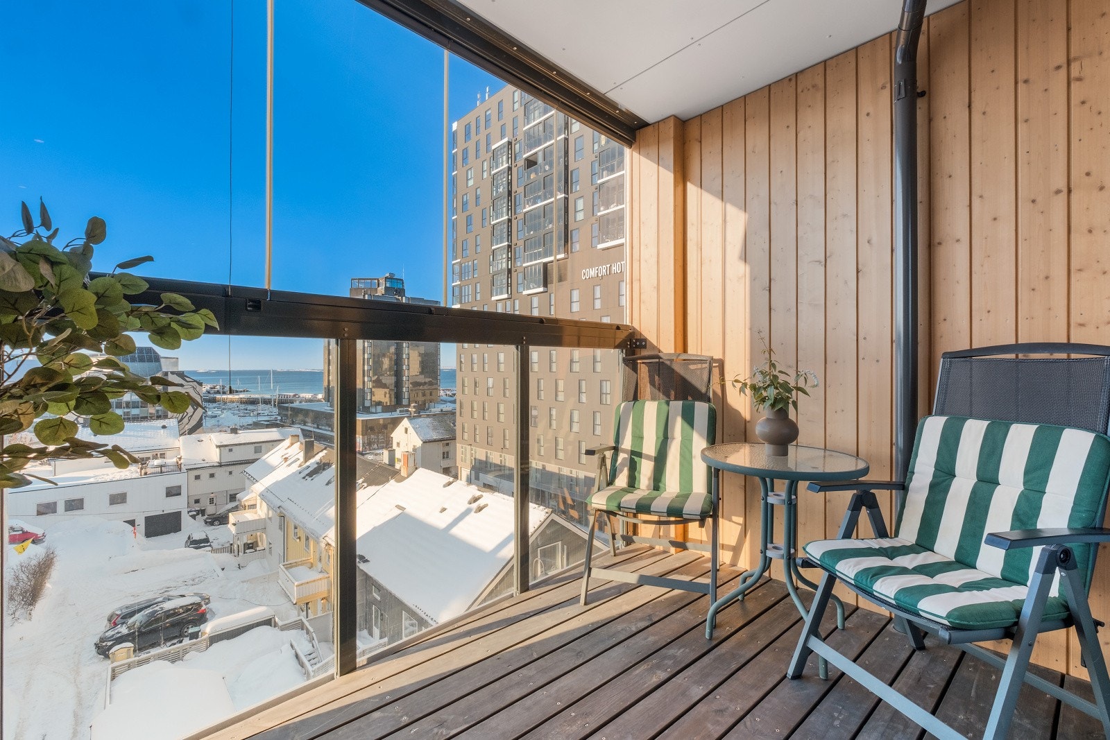 Utsikt mot vest - Her ser du nedover mot moloen og innseilingen til Bodø havn Galleribilde