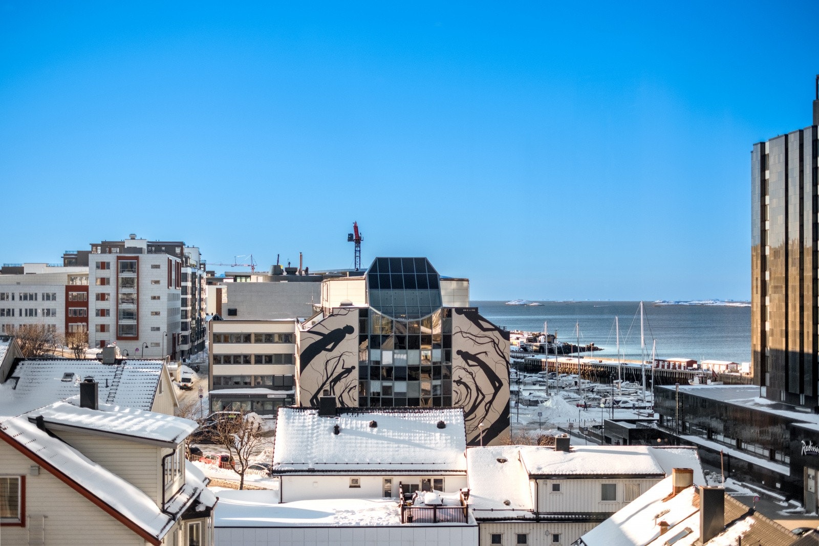 Balkongen byr på gode solforhold (vestvendt) og fin utsikt Galleribilde