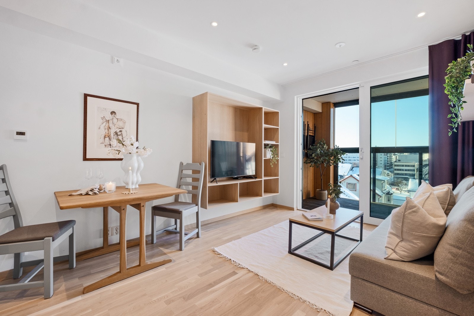 Leiligheten holder en moderne standard med pent 3-stavs parkettgulv, lysmalte overflater og utstrakt bruk av downlights i taket Galleribilde