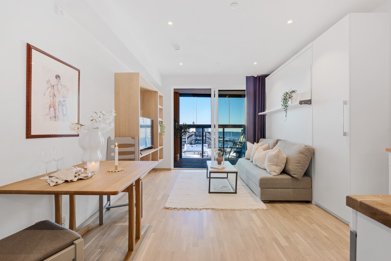 Det er vannbåren gulvvarme i stue/kjøkken som gir en energivennlig oppvarming og balansert ventilasjon som sørger for et godt inneklima Galleribilde