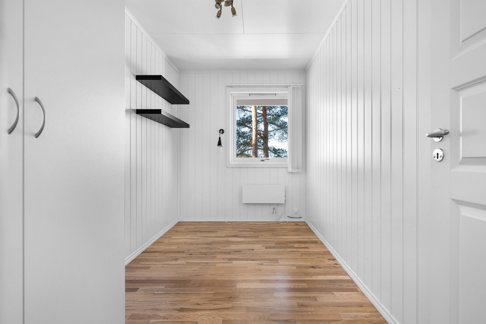 Det er innredet med garderobeskap på begge soverommene. Galleribilde