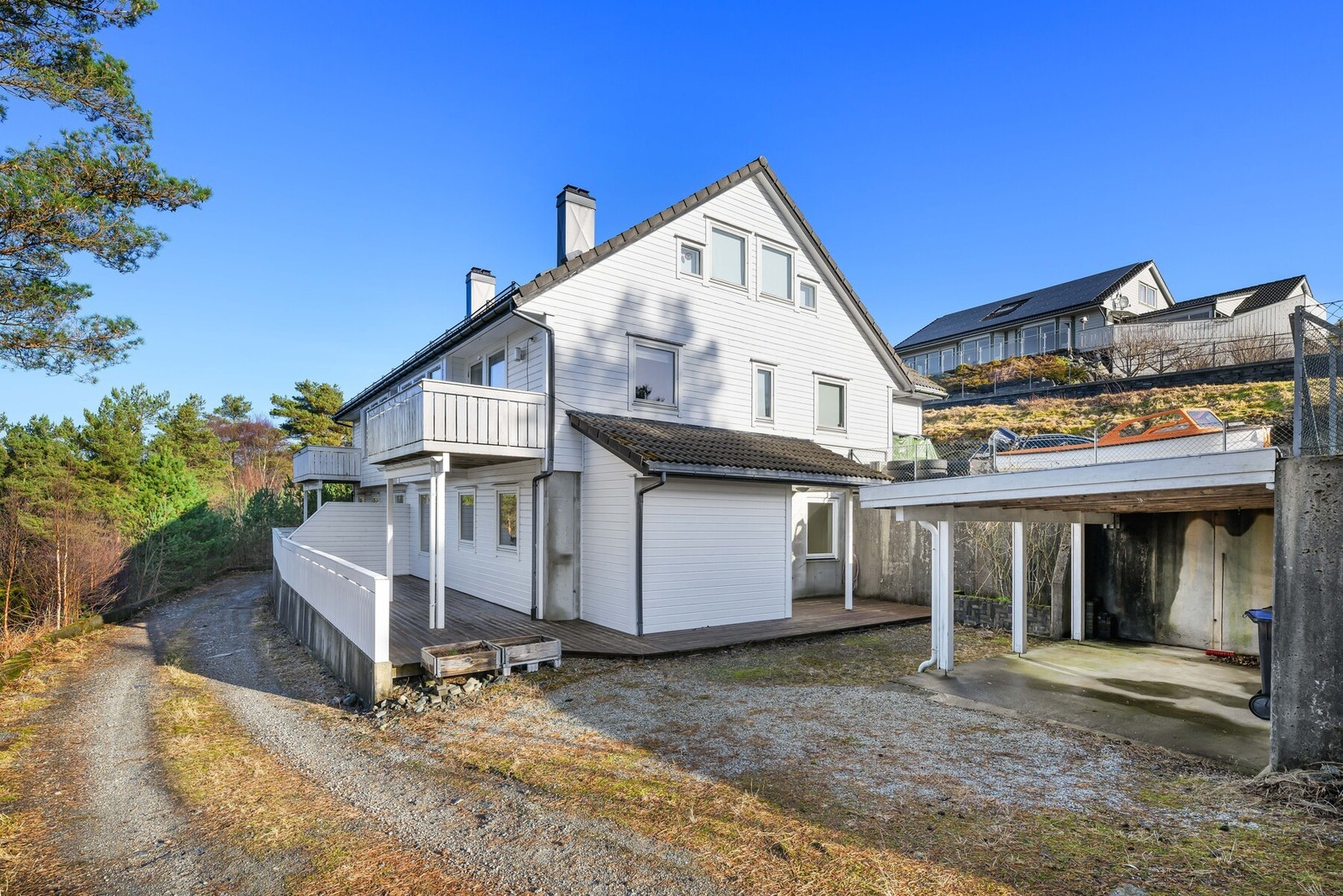 Enkel adkomst og tilhørende carport. Galleribilde