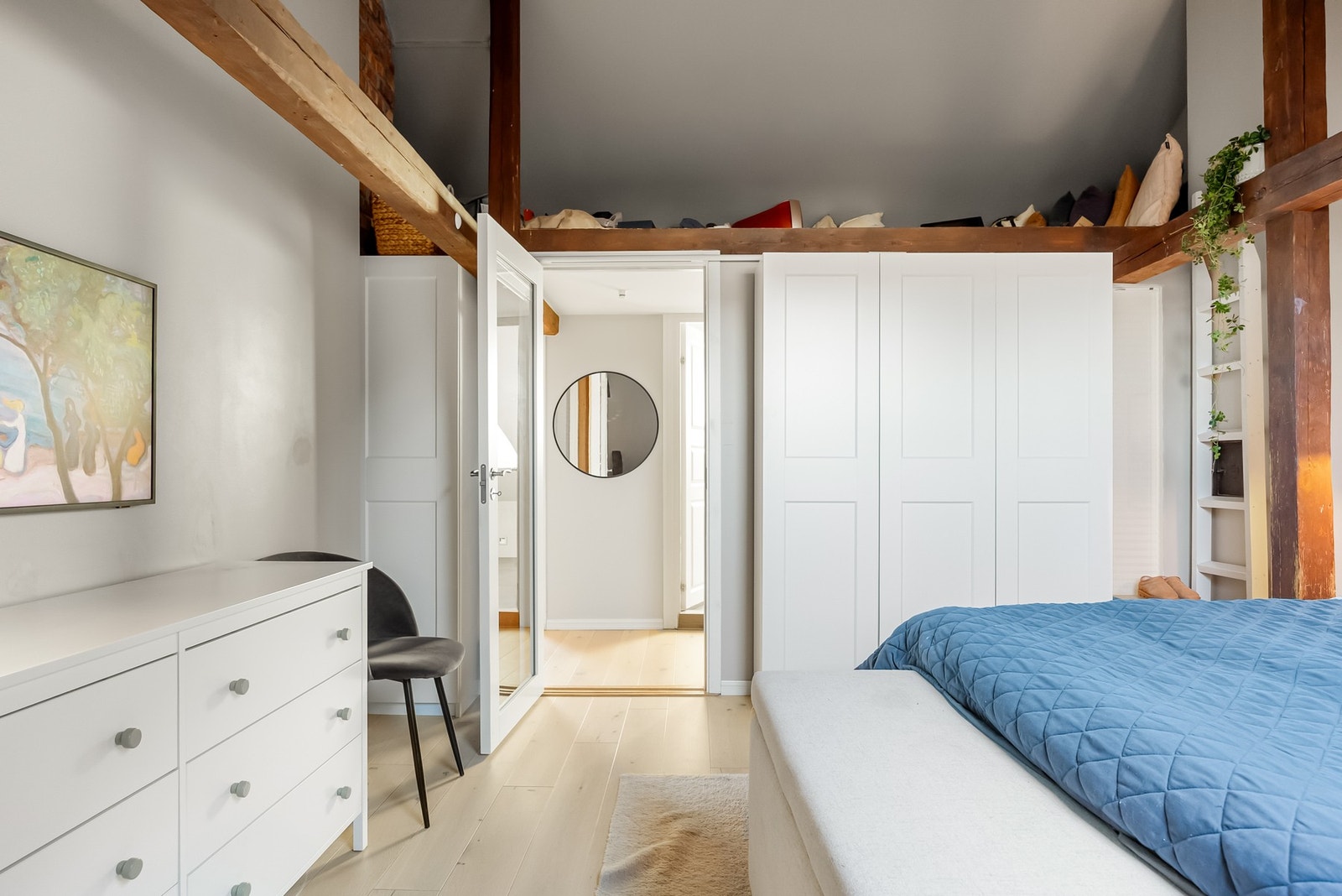 Rommet byr på gode oppbevaringsmuligheter med tilpasset garderobeløsning samt en egen hems som kan benyttes til oppbevaring eller innredes etter eget ønske. Galleribilde