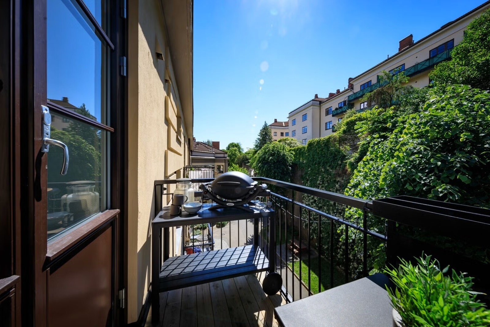 Fra kjøkkenet er det utgang til en vestvendt balkong med svært gode solforhold. Galleribilde